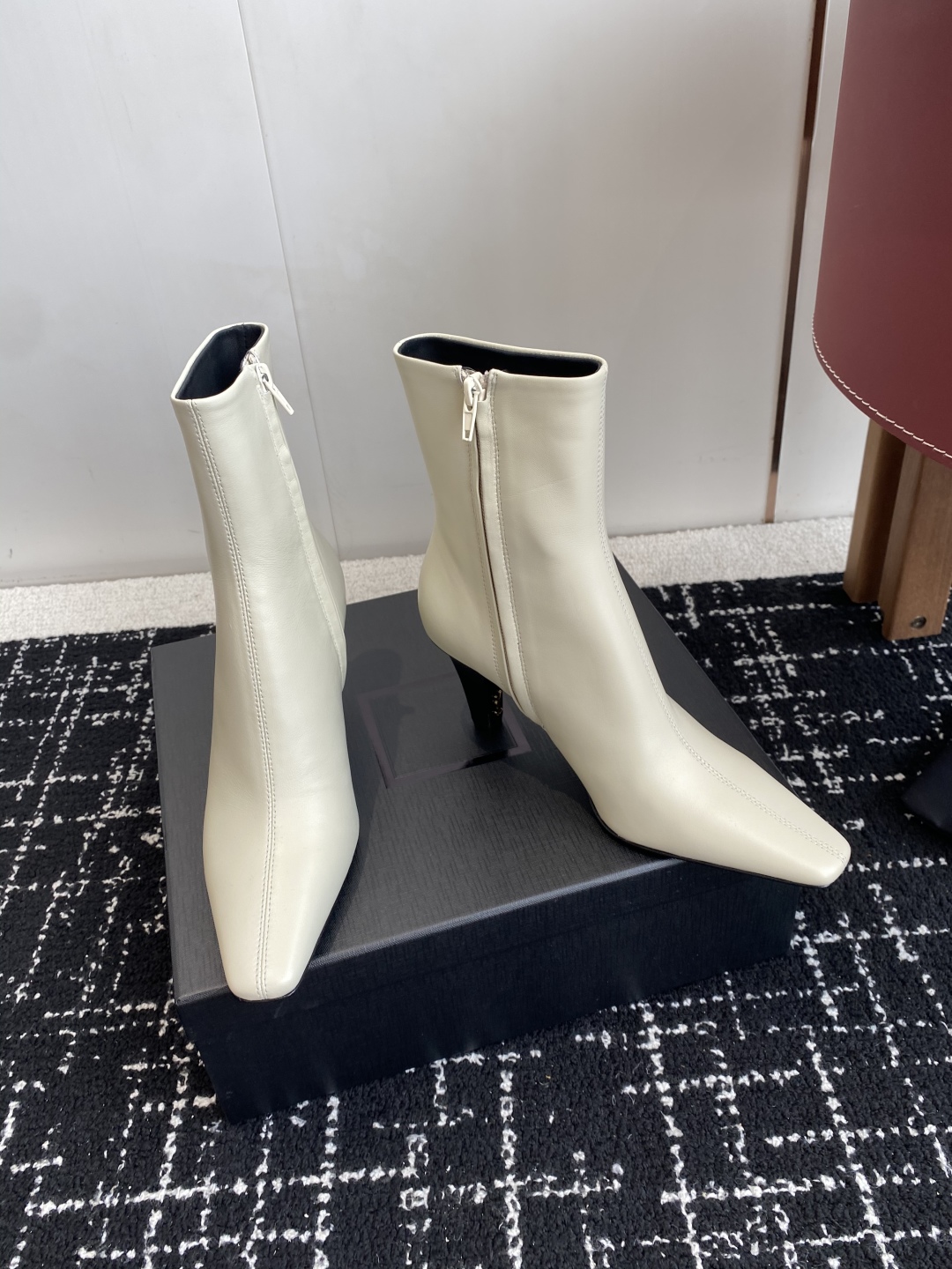 代购级Saint Laurent 圣罗兰 25ss秋冬新款 侧拉链 高跟 短靴靴
整个鞋非常的简约大气 