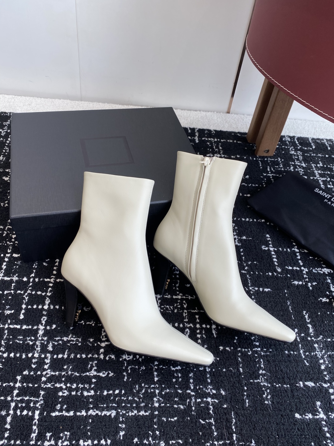 代购级Saint Laurent 圣罗兰 25ss秋冬新款 侧拉链 高跟 短靴靴
整个鞋非常的简约大气 