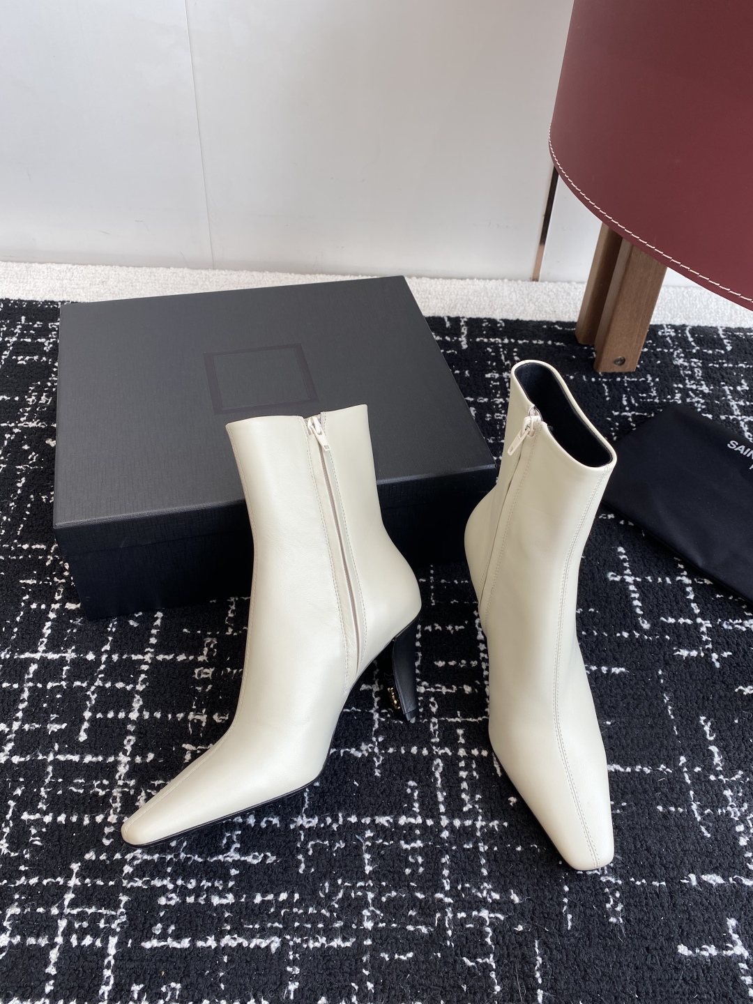 代购级Saint Laurent 圣罗兰 25ss秋冬新款 侧拉链 高跟 短靴靴
整个鞋非常的简约大气 