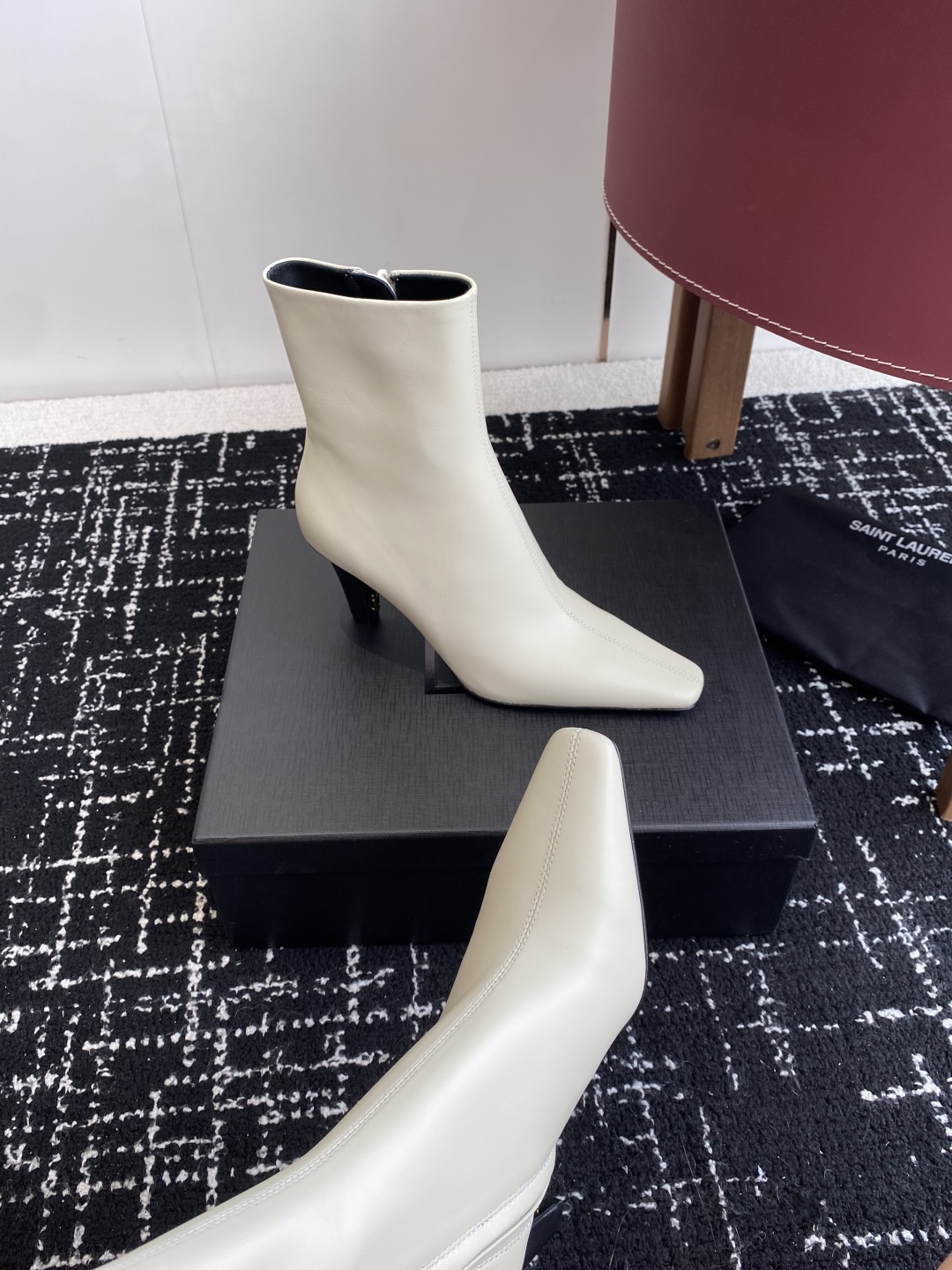 代购级Saint Laurent 圣罗兰 25ss秋冬新款 侧拉链 高跟 短靴靴
整个鞋非常的简约大气 