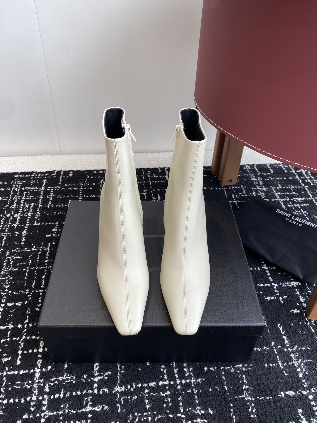 代购级Saint Laurent 圣罗兰 25ss秋冬新款 侧拉链 高跟 短靴靴
整个鞋非常的简约大气 