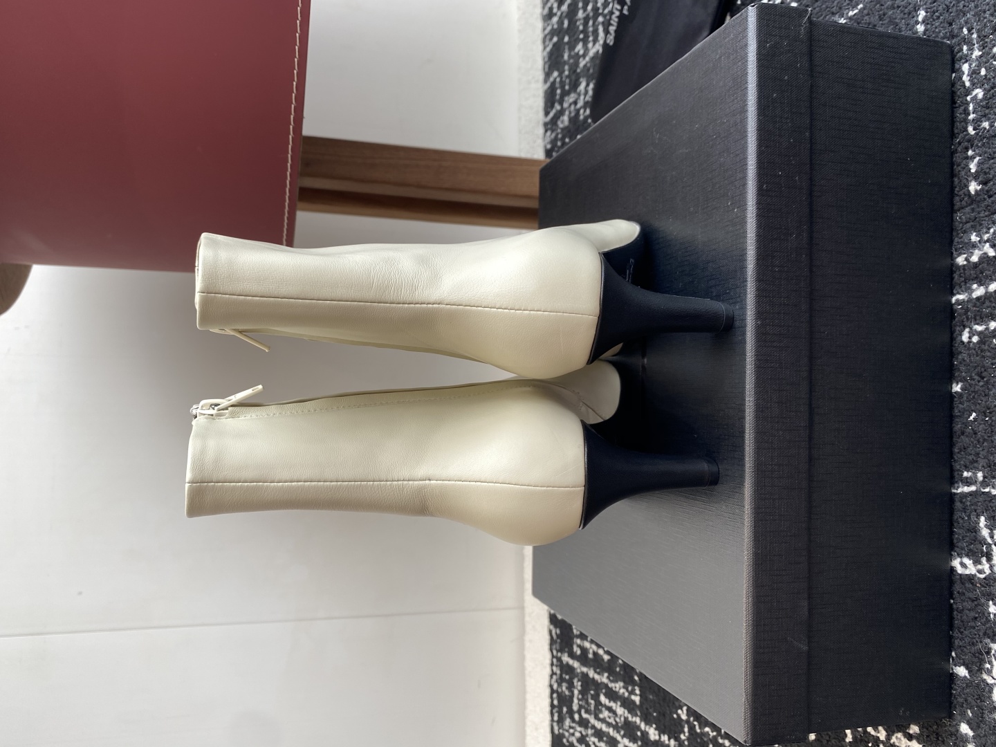 代购级Saint Laurent 圣罗兰 25ss秋冬新款 侧拉链 高跟 短靴靴
整个鞋非常的简约大气 