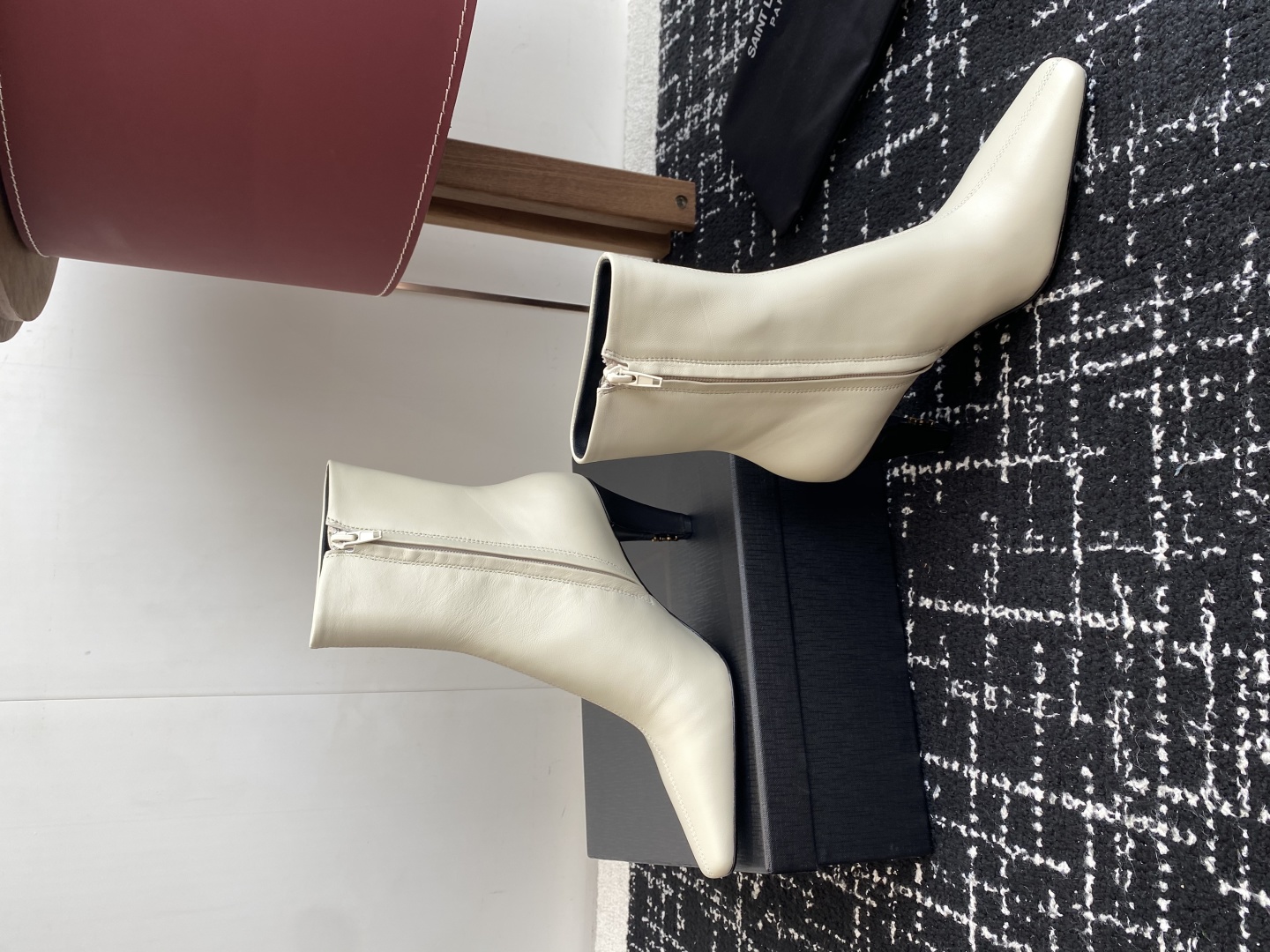 代购级Saint Laurent 圣罗兰 25ss秋冬新款 侧拉链 高跟 短靴靴
整个鞋非常的简约大气 