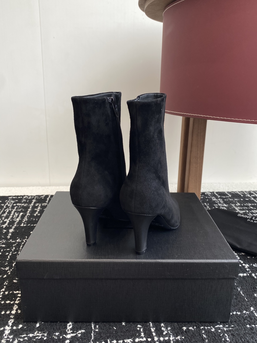 代购级Saint Laurent 圣罗兰 25ss秋冬新款 侧拉链 高跟 短靴靴
整个鞋非常的简约大气 
