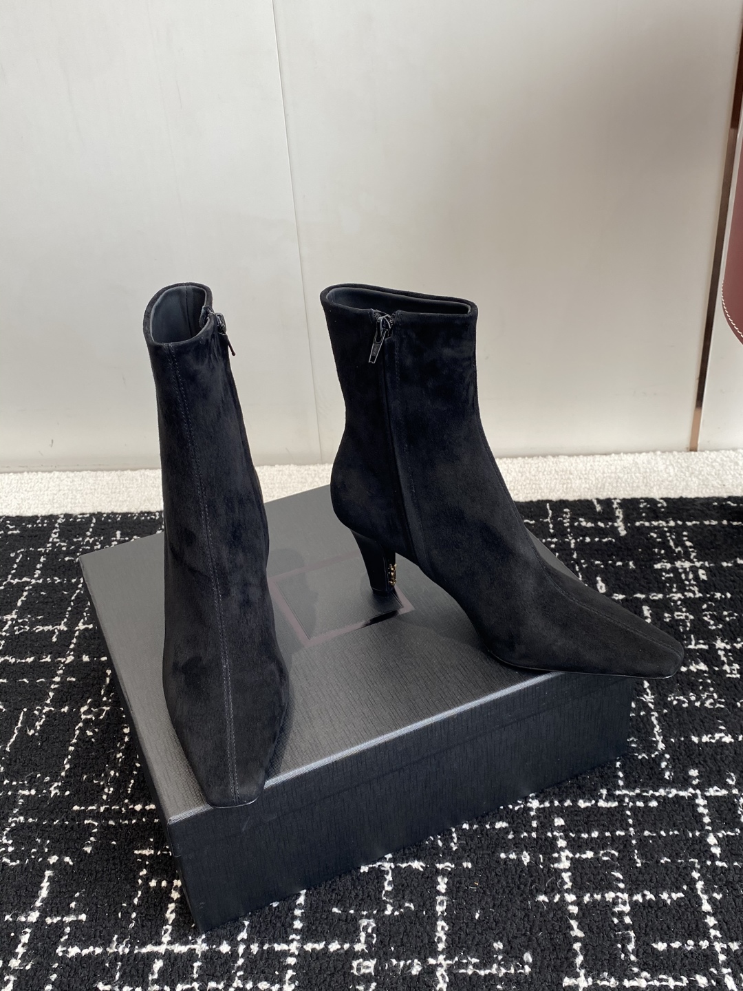 代购级Saint Laurent 圣罗兰 25ss秋冬新款 侧拉链 高跟 短靴靴
整个鞋非常的简约大气 