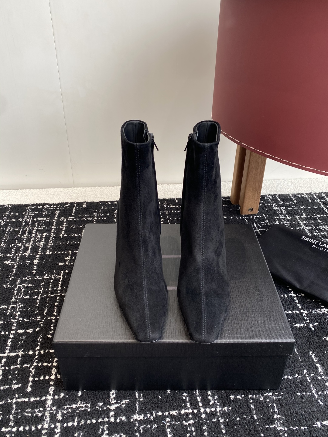 代购级Saint Laurent 圣罗兰 25ss秋冬新款 侧拉链 高跟 短靴靴
整个鞋非常的简约大气 