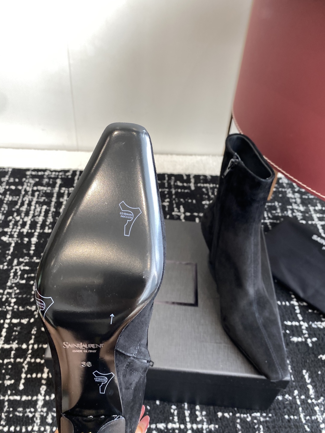 代购级Saint Laurent 圣罗兰 25ss秋冬新款 侧拉链 高跟 短靴靴
整个鞋非常的简约大气 