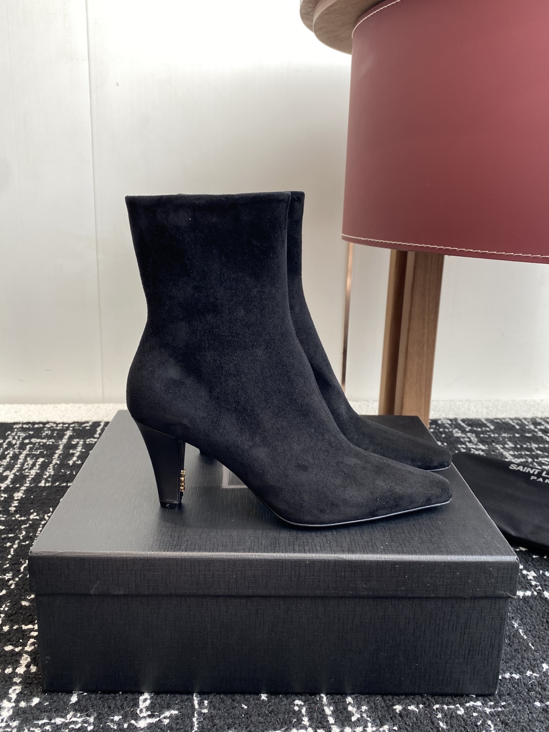 代购级Saint Laurent 圣罗兰 25ss秋冬新款 侧拉链 高跟 短靴靴
整个鞋非常的简约大气 