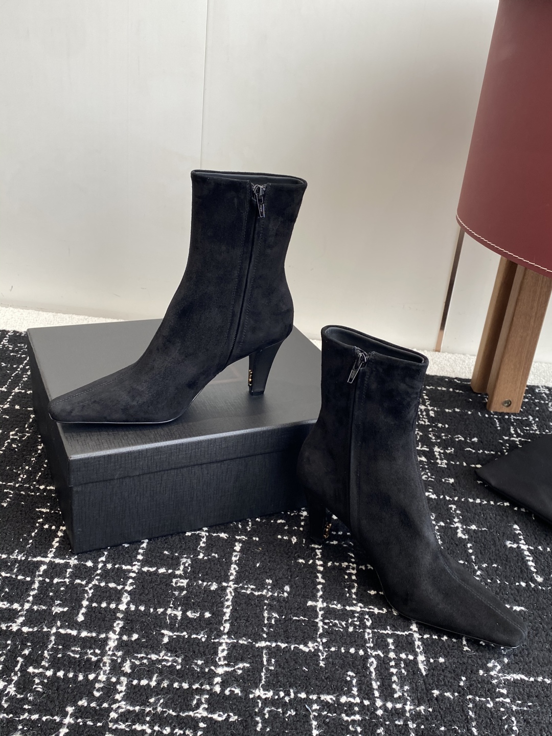 代购级Saint Laurent 圣罗兰 25ss秋冬新款 侧拉链 高跟 短靴靴
整个鞋非常的简约大气 