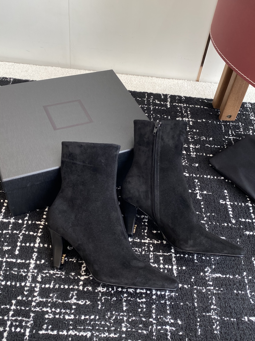 代购级Saint Laurent 圣罗兰 25ss秋冬新款 侧拉链 高跟 短靴靴
整个鞋非常的简约大气 