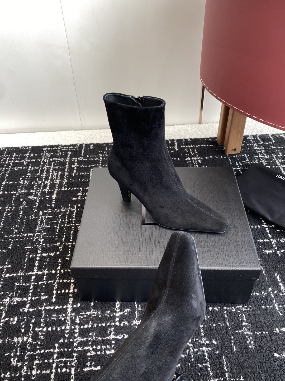 代购级Saint Laurent 圣罗兰 25ss秋冬新款 侧拉链 高跟 短靴靴
整个鞋非常的简约大气 