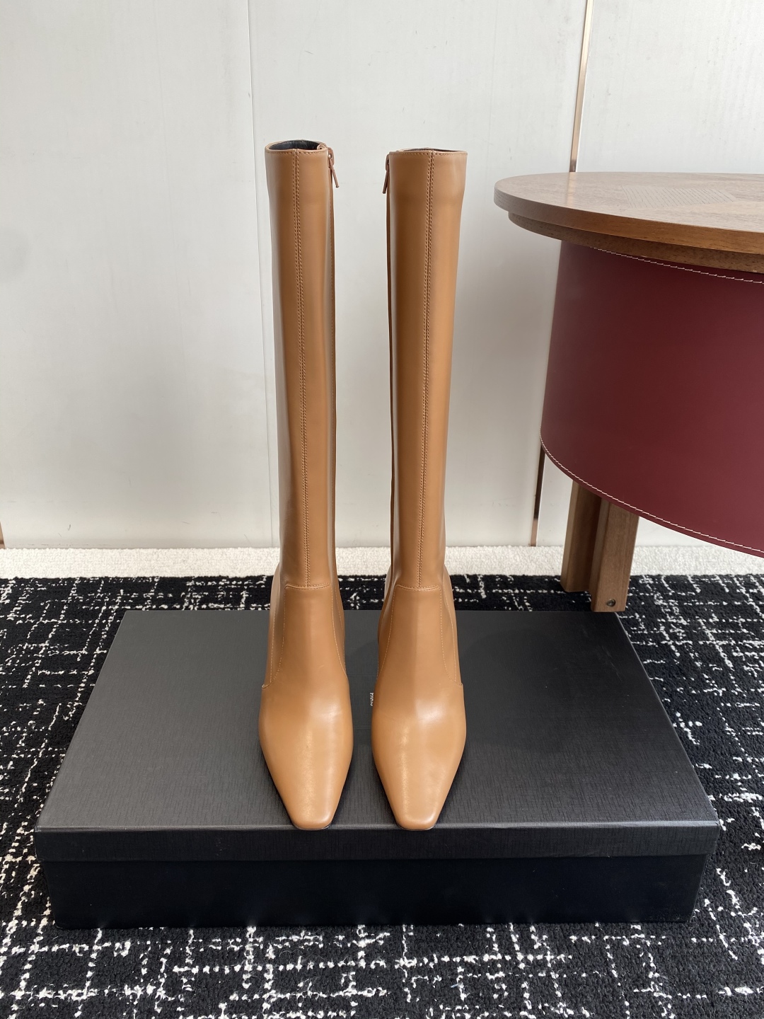 代购级
Saint Laurent 圣罗兰 25ss秋冬新款 侧拉链 高跟 高靴

整个鞋非常的简约大气