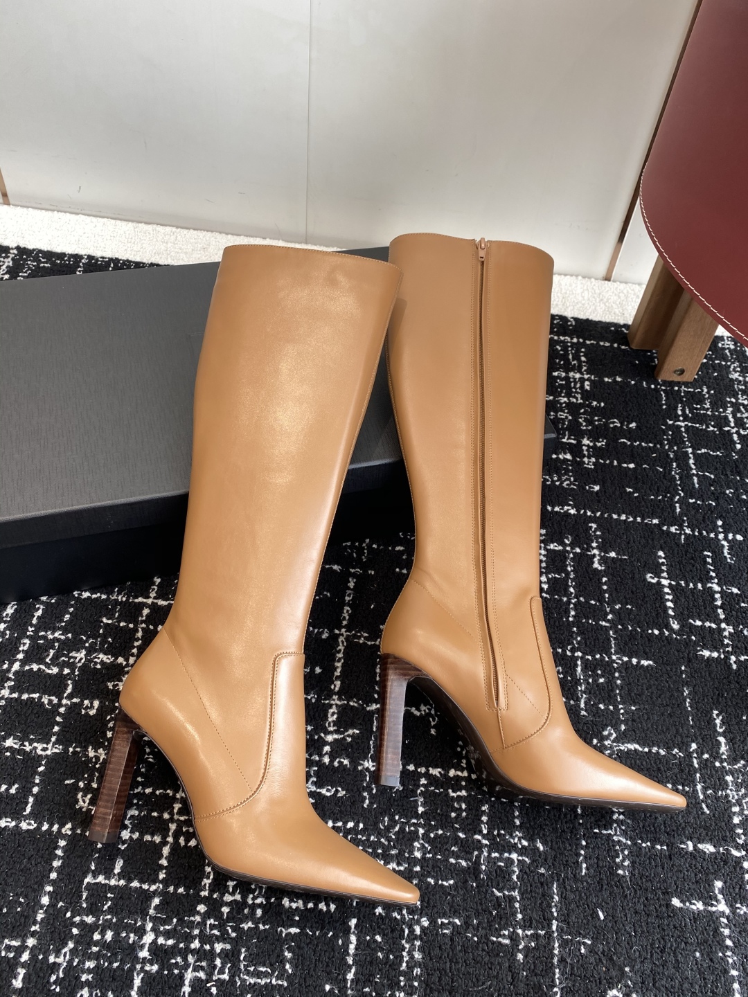 代购级
Saint Laurent 圣罗兰 25ss秋冬新款 侧拉链 高跟 高靴

整个鞋非常的简约大气