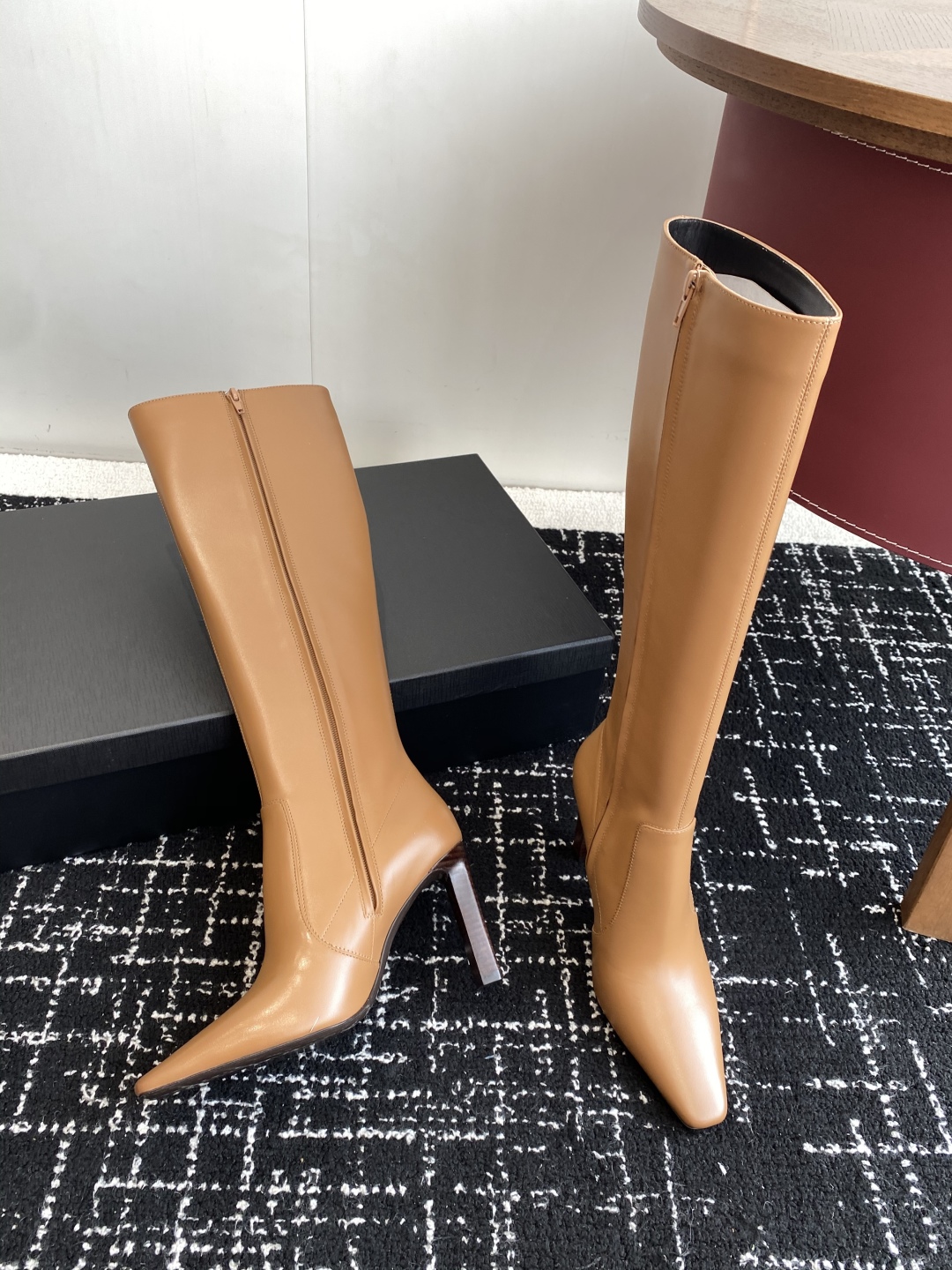 代购级
Saint Laurent 圣罗兰 25ss秋冬新款 侧拉链 高跟 高靴

整个鞋非常的简约大气