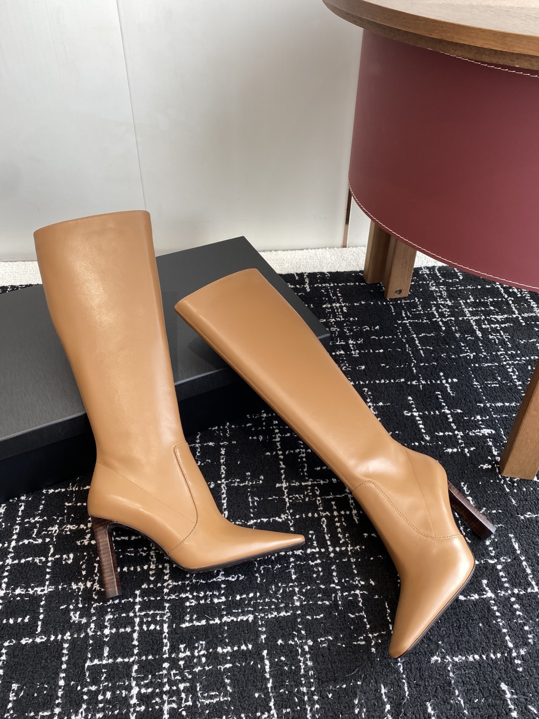 代购级
Saint Laurent 圣罗兰 25ss秋冬新款 侧拉链 高跟 高靴

整个鞋非常的简约大气