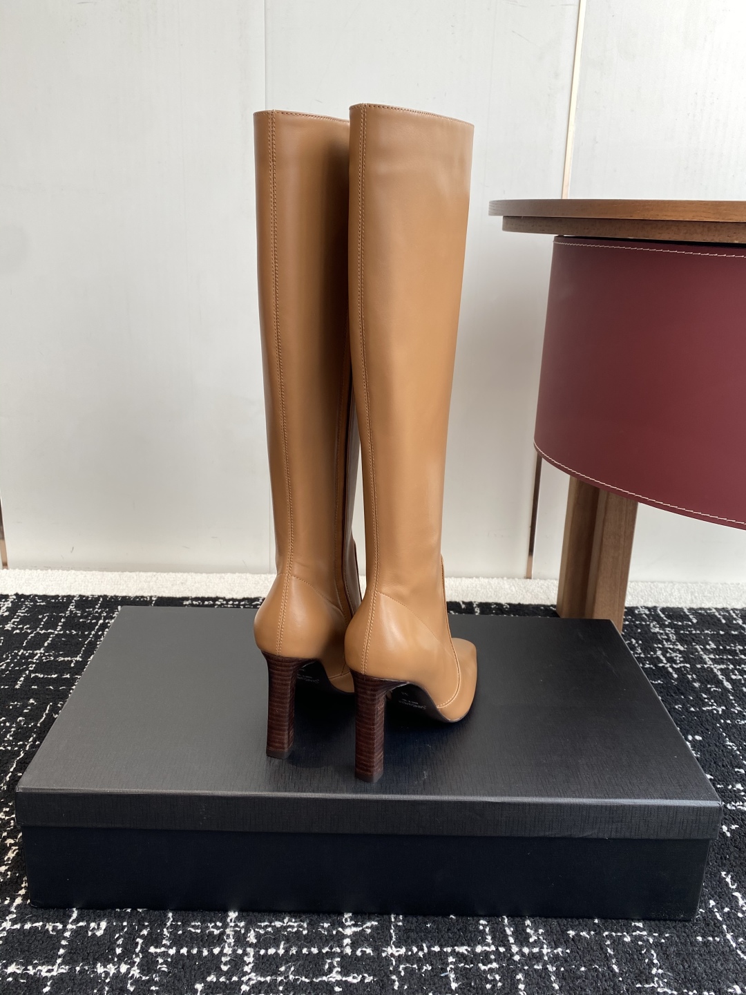 代购级
Saint Laurent 圣罗兰 25ss秋冬新款 侧拉链 高跟 高靴

整个鞋非常的简约大气