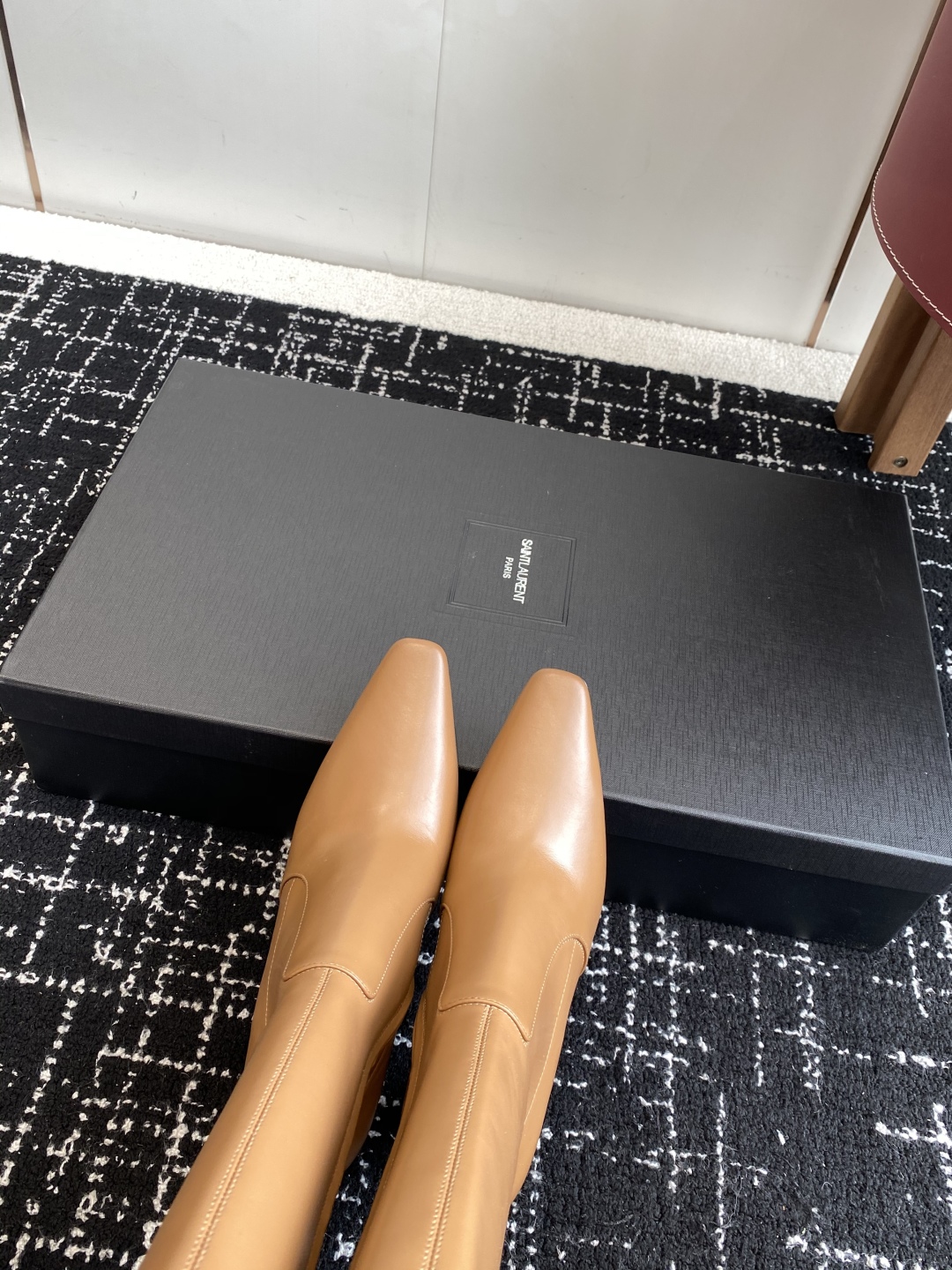 代购级
Saint Laurent 圣罗兰 25ss秋冬新款 侧拉链 高跟 高靴

整个鞋非常的简约大气