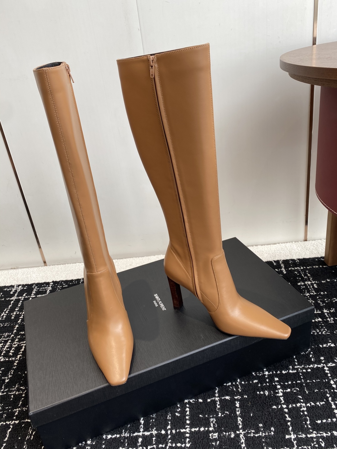 代购级
Saint Laurent 圣罗兰 25ss秋冬新款 侧拉链 高跟 高靴

整个鞋非常的简约大气