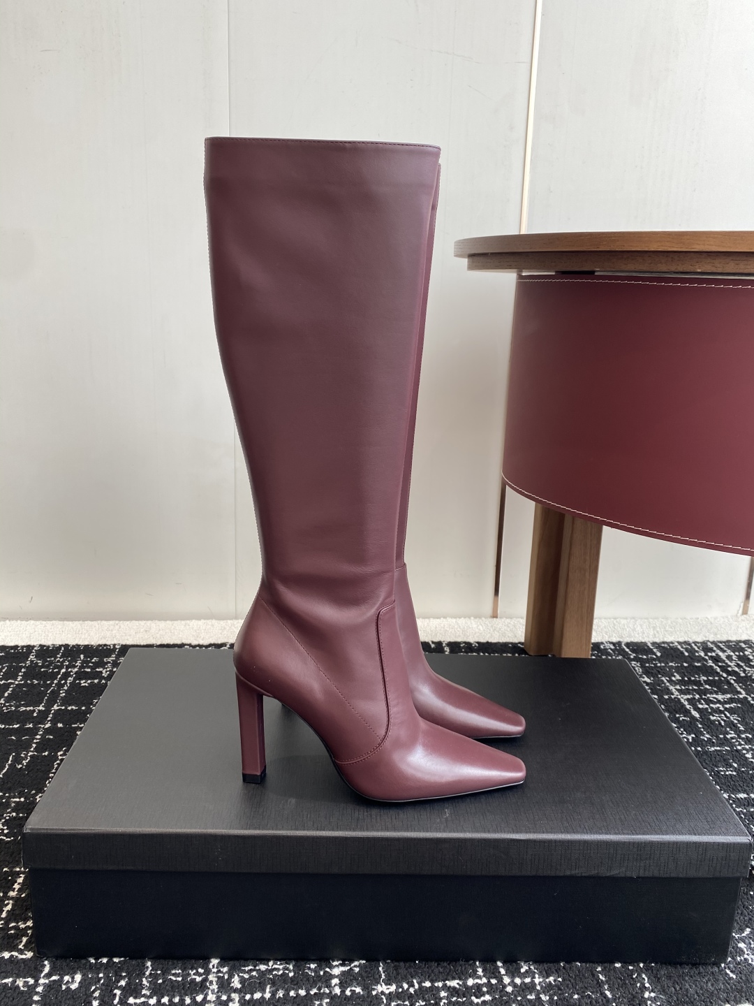 代购级
Saint Laurent 圣罗兰 25ss秋冬新款 侧拉链 高跟 高靴

整个鞋非常的简约大气