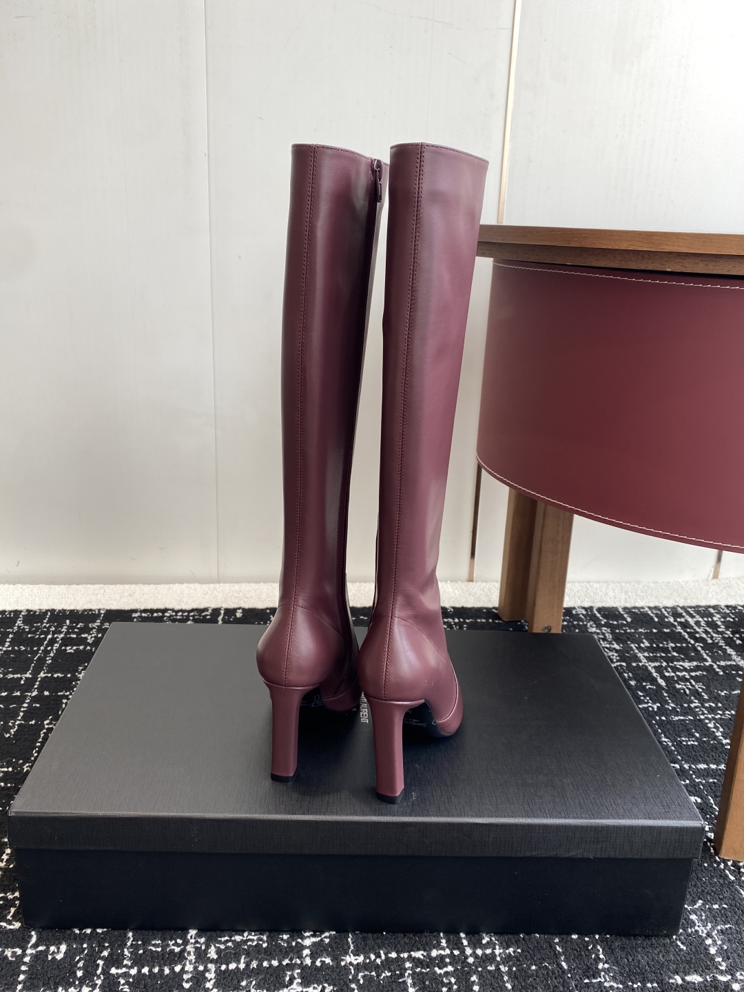 代购级
Saint Laurent 圣罗兰 25ss秋冬新款 侧拉链 高跟 高靴

整个鞋非常的简约大气