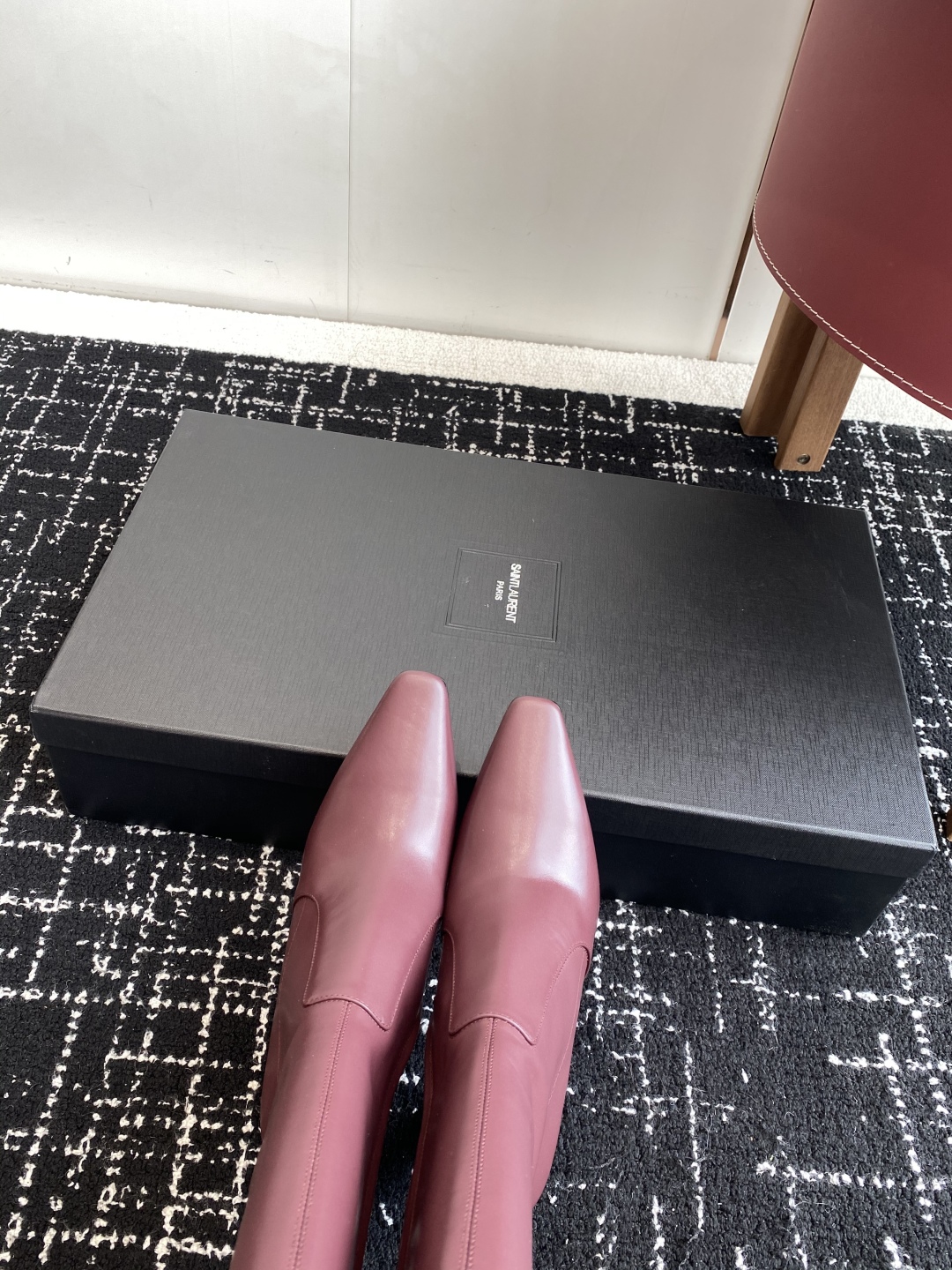 代购级
Saint Laurent 圣罗兰 25ss秋冬新款 侧拉链 高跟 高靴

整个鞋非常的简约大气