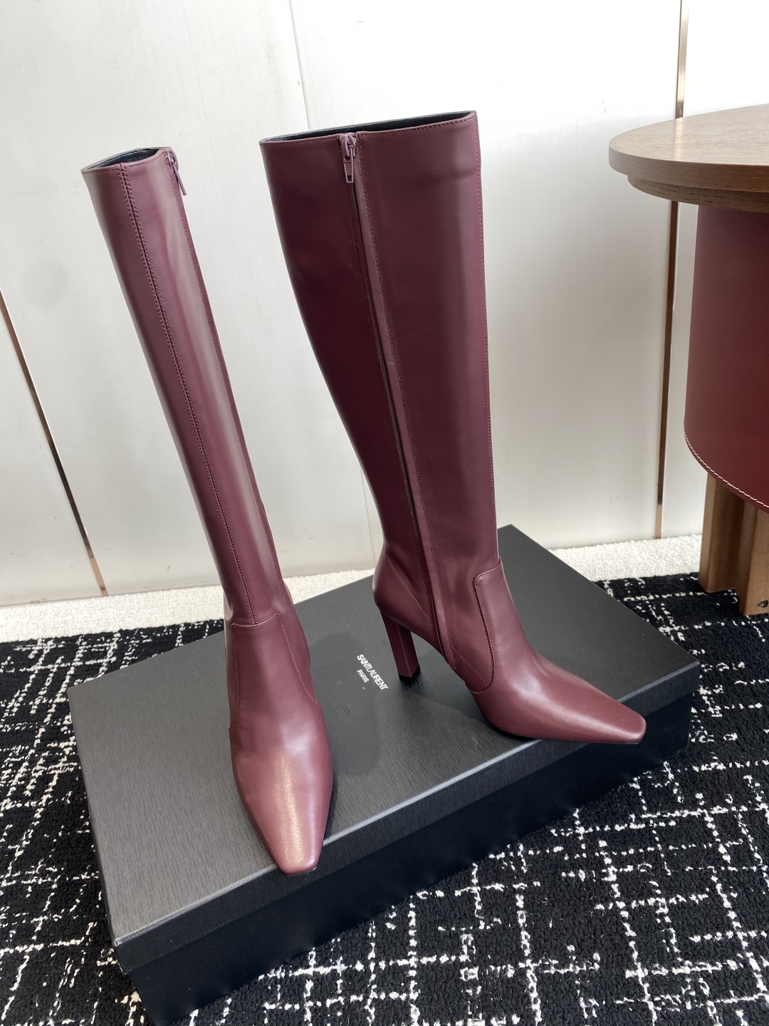 代购级
Saint Laurent 圣罗兰 25ss秋冬新款 侧拉链 高跟 高靴

整个鞋非常的简约大气