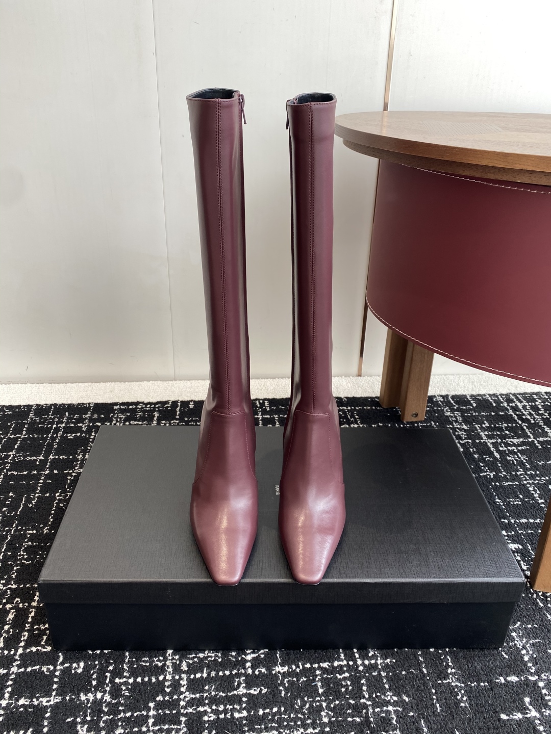 代购级
Saint Laurent 圣罗兰 25ss秋冬新款 侧拉链 高跟 高靴

整个鞋非常的简约大气