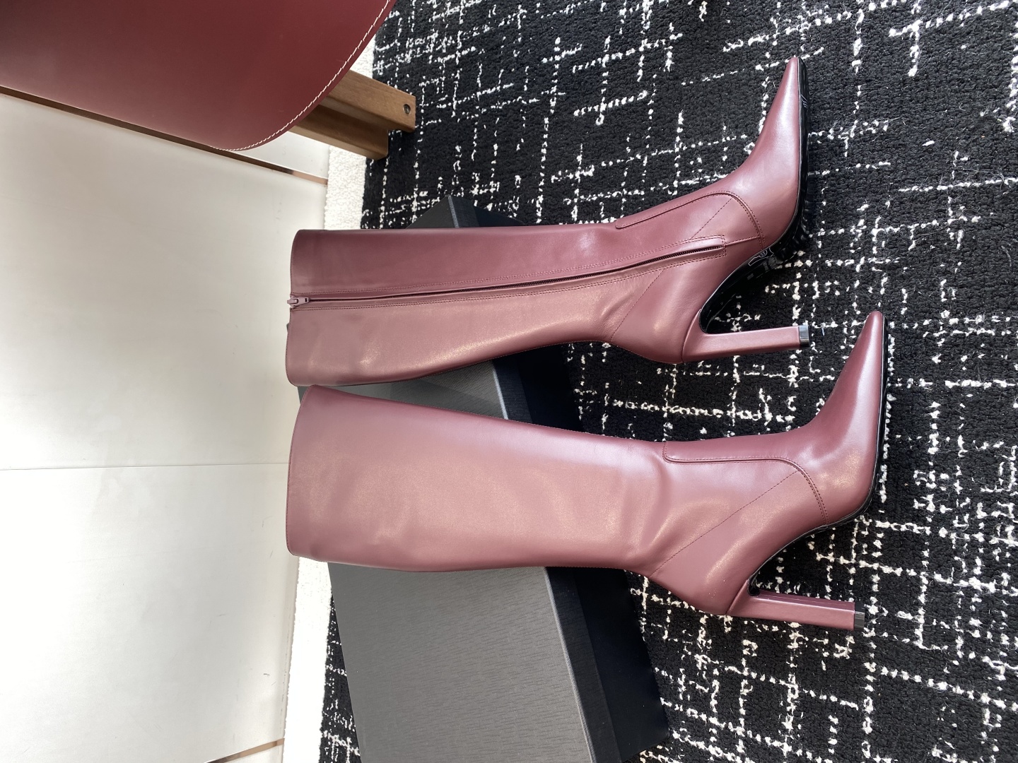 代购级
Saint Laurent 圣罗兰 25ss秋冬新款 侧拉链 高跟 高靴

整个鞋非常的简约大气
