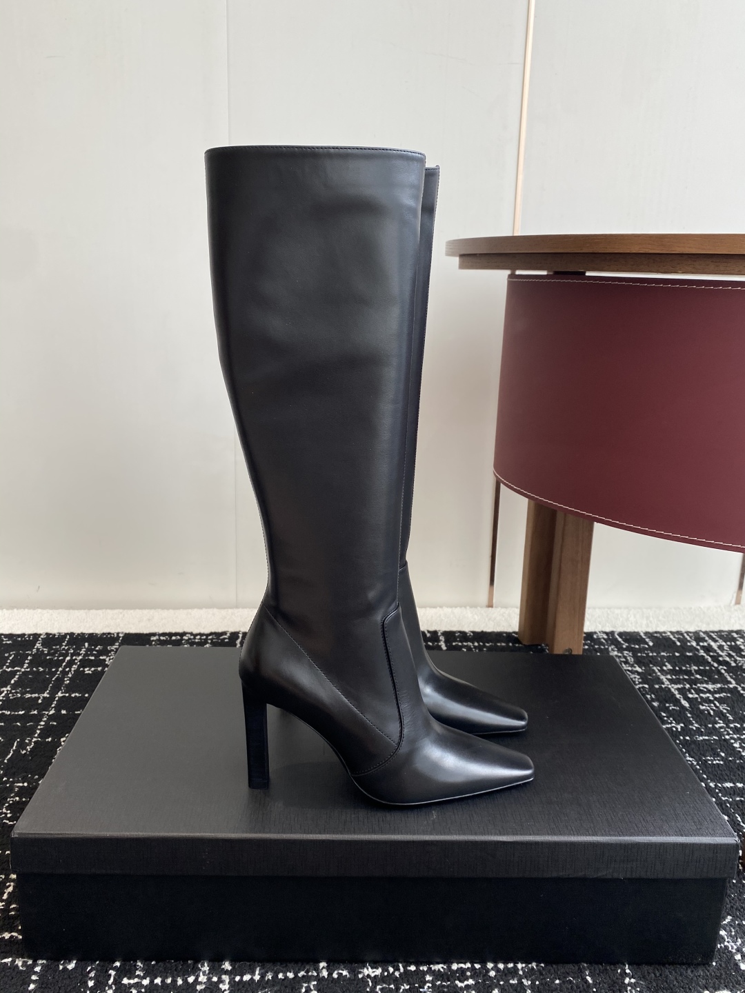 代购级
Saint Laurent 圣罗兰 25ss秋冬新款 侧拉链 高跟 高靴

整个鞋非常的简约大气