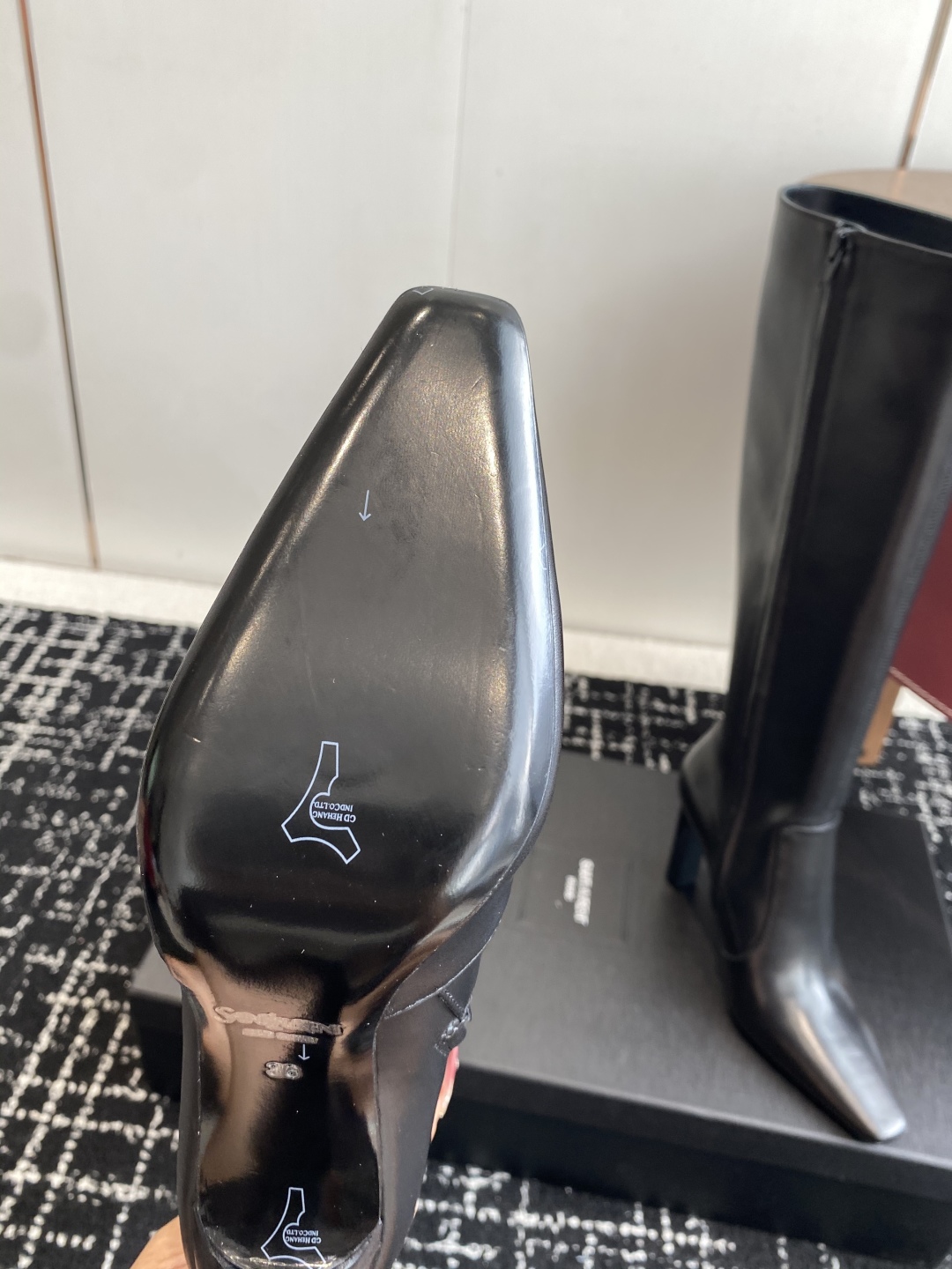 代购级
Saint Laurent 圣罗兰 25ss秋冬新款 侧拉链 高跟 高靴

整个鞋非常的简约大气