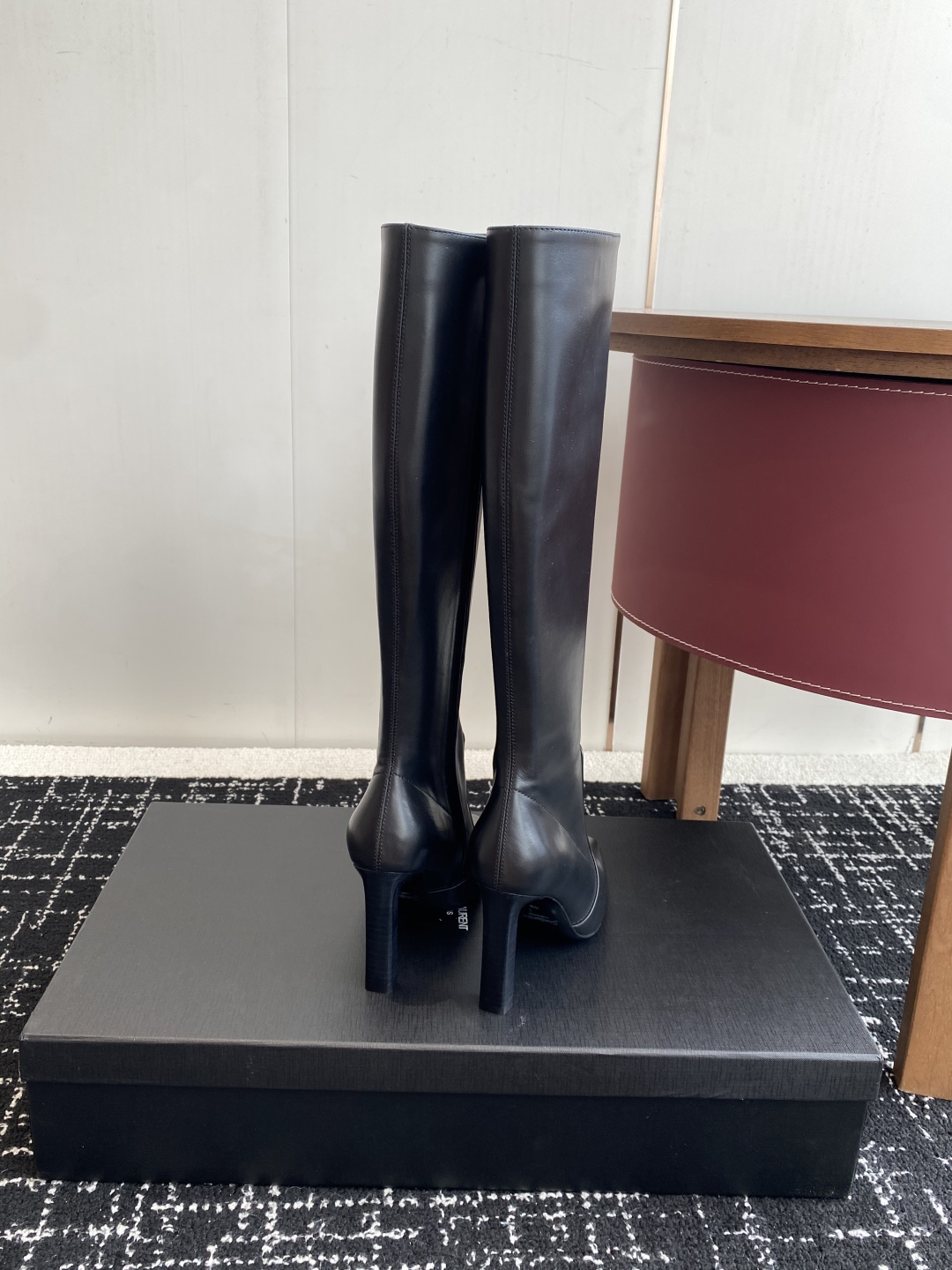 代购级
Saint Laurent 圣罗兰 25ss秋冬新款 侧拉链 高跟 高靴

整个鞋非常的简约大气