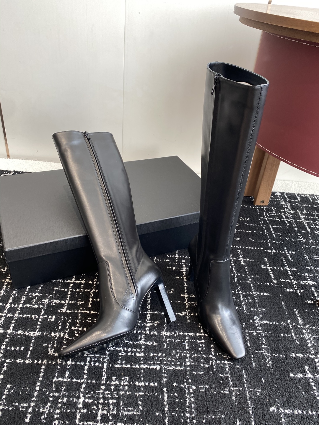 代购级
Saint Laurent 圣罗兰 25ss秋冬新款 侧拉链 高跟 高靴

整个鞋非常的简约大气