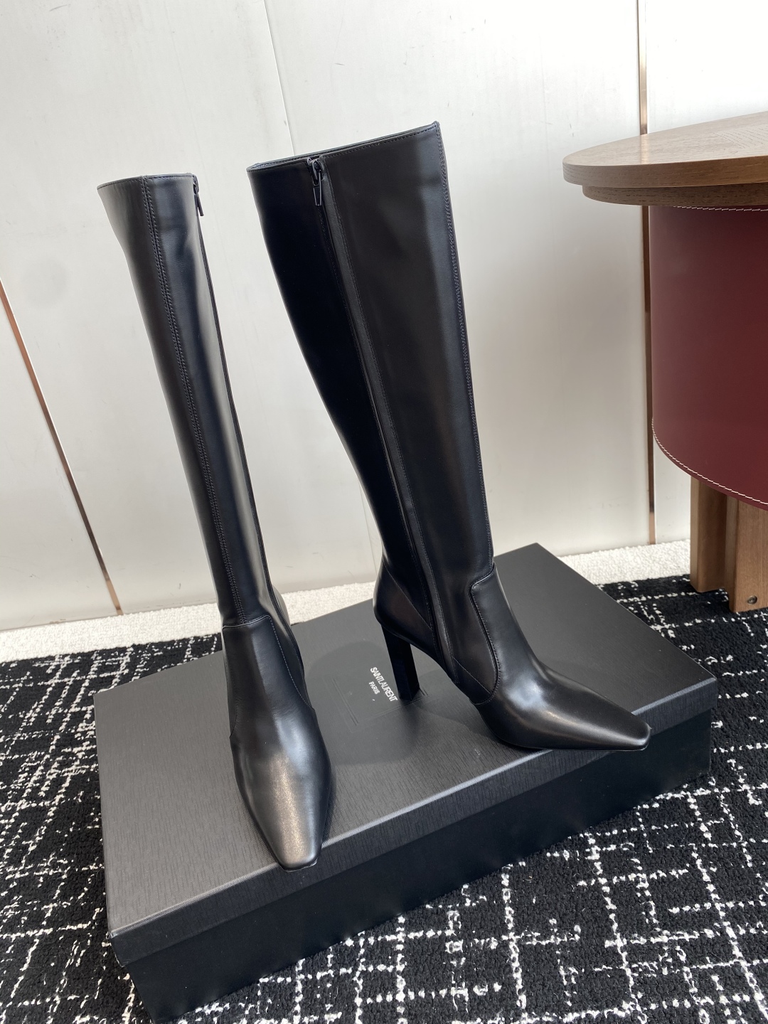代购级
Saint Laurent 圣罗兰 25ss秋冬新款 侧拉链 高跟 高靴

整个鞋非常的简约大气
