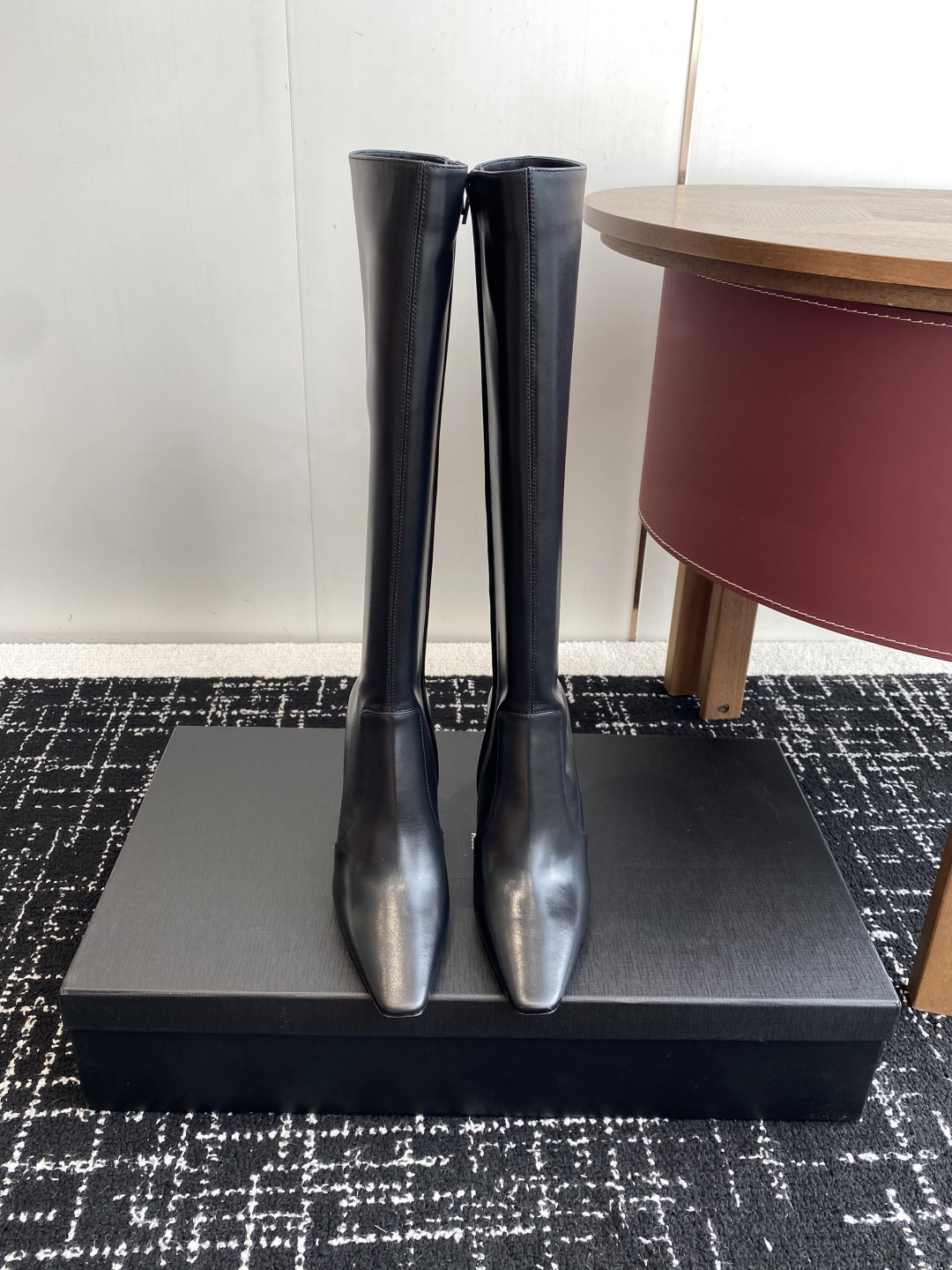 代购级
Saint Laurent 圣罗兰 25ss秋冬新款 侧拉链 高跟 高靴

整个鞋非常的简约大气