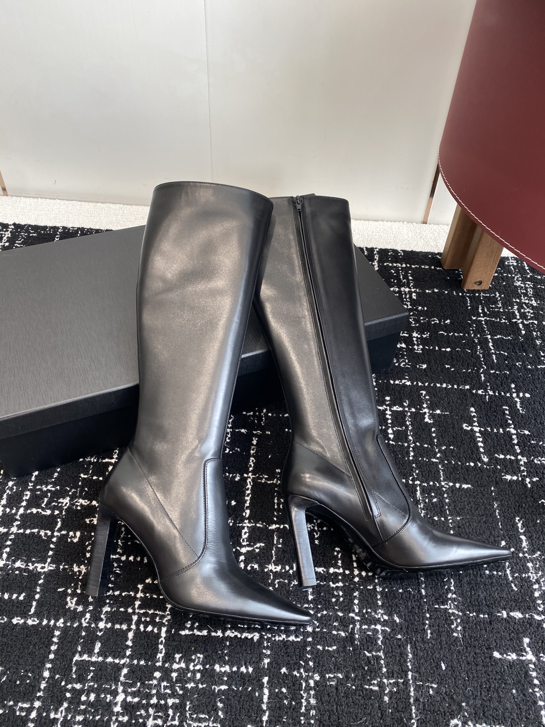 代购级
Saint Laurent 圣罗兰 25ss秋冬新款 侧拉链 高跟 高靴

整个鞋非常的简约大气