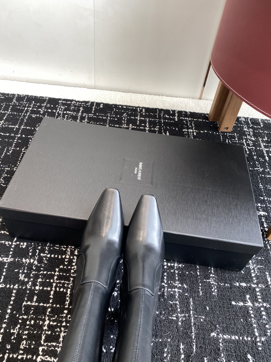 代购级
Saint Laurent 圣罗兰 25ss秋冬新款 侧拉链 高跟 高靴

整个鞋非常的简约大气