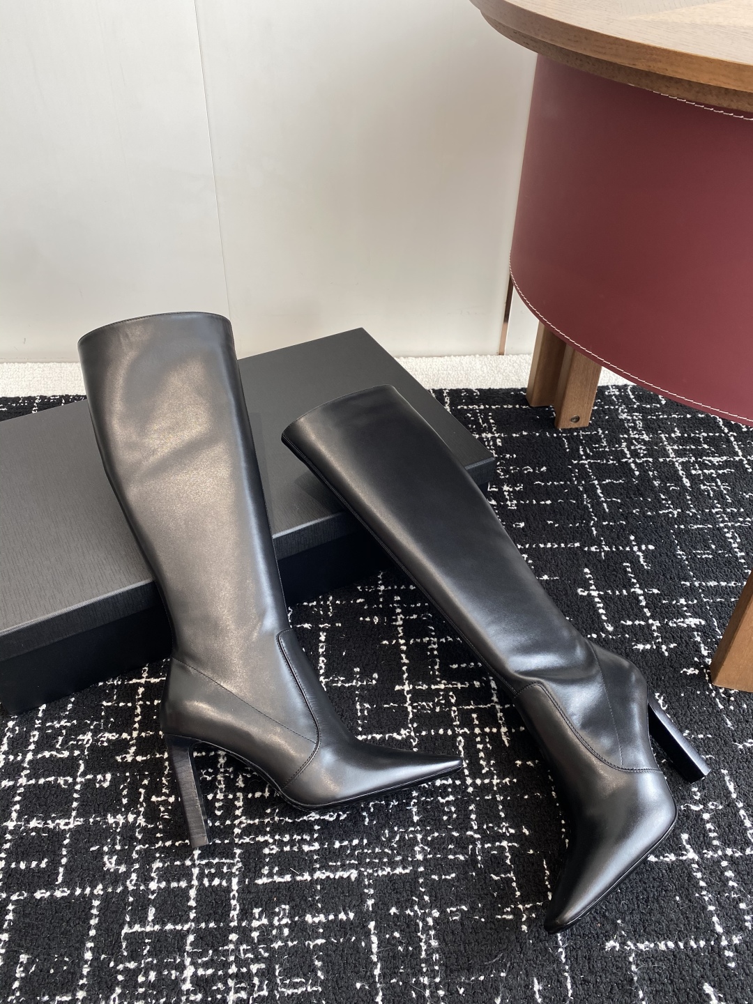 代购级
Saint Laurent 圣罗兰 25ss秋冬新款 侧拉链 高跟 高靴

整个鞋非常的简约大气