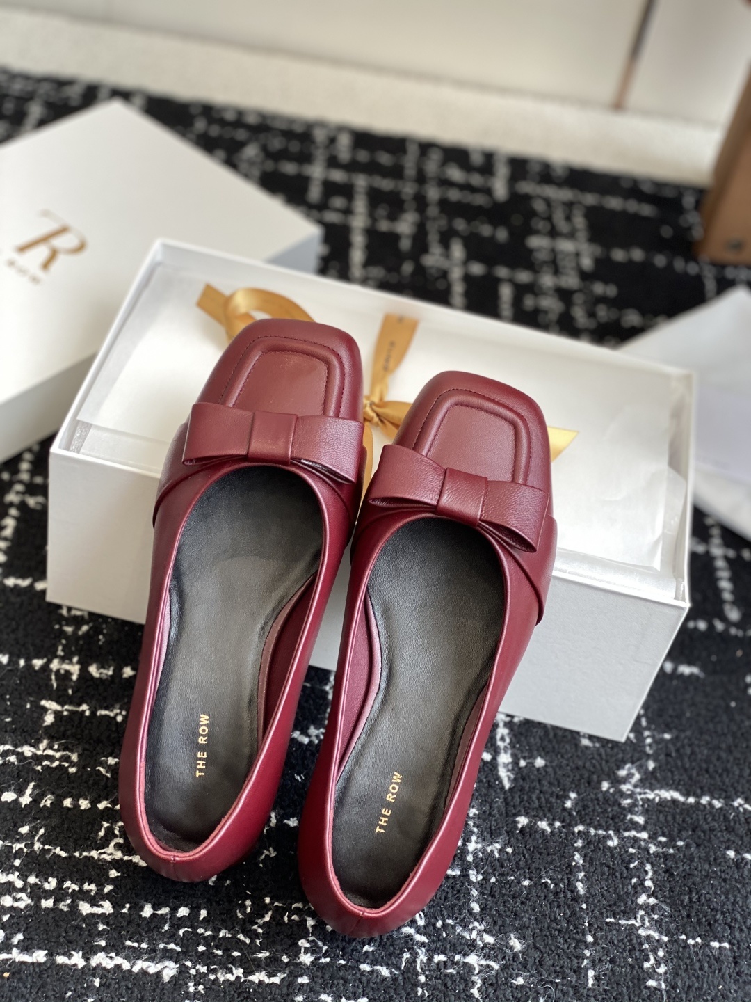东莞代购级
The Row 新款粗跟蝴蝶结玛丽珍单鞋
据说这是本年度最美丽的玛丽珍奶,法式优雅气质在线