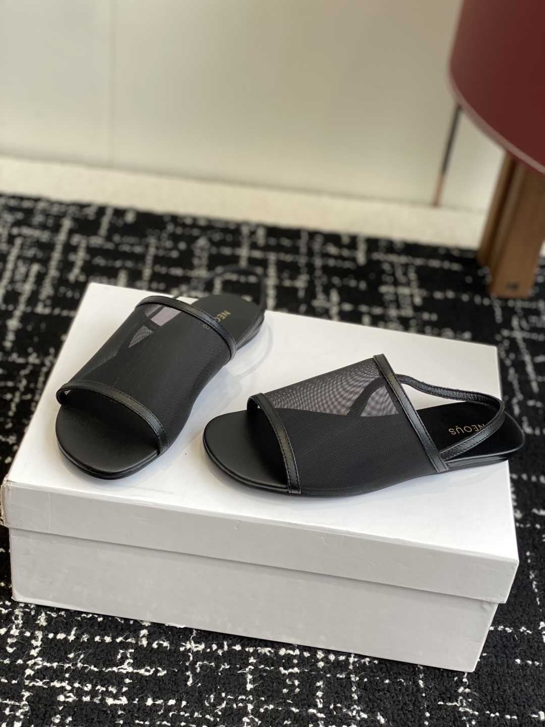 代购级
Neous 25ss 经典 网面凉鞋 编织面拖鞋新品 以芭蕾的灵动意韵融于日常，以现代笔触刻画舞