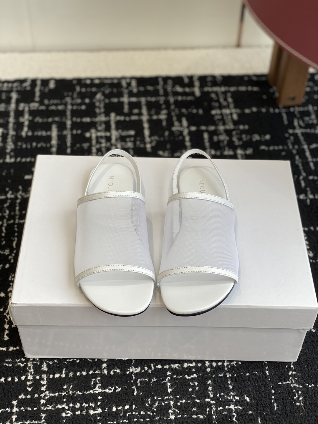 代购级
Neous 25ss 经典 网面凉鞋 编织面拖鞋新品 以芭蕾的灵动意韵融于日常，以现代笔触刻画舞