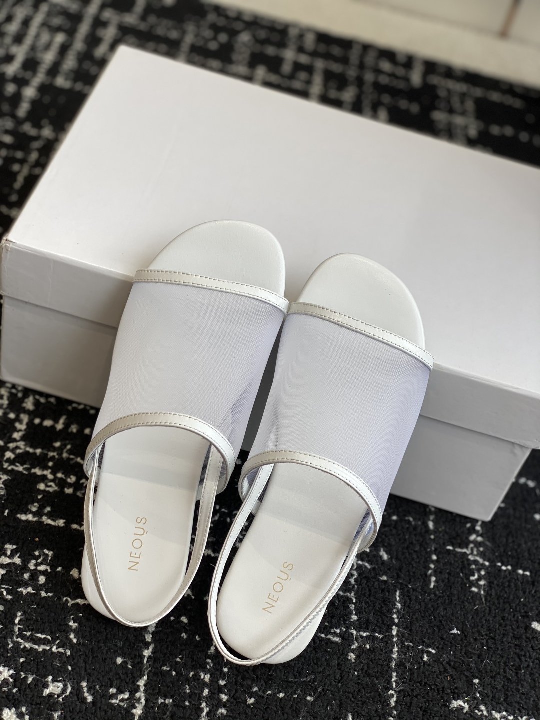 代购级
Neous 25ss 经典 网面凉鞋 编织面拖鞋新品 以芭蕾的灵动意韵融于日常，以现代笔触刻画舞
