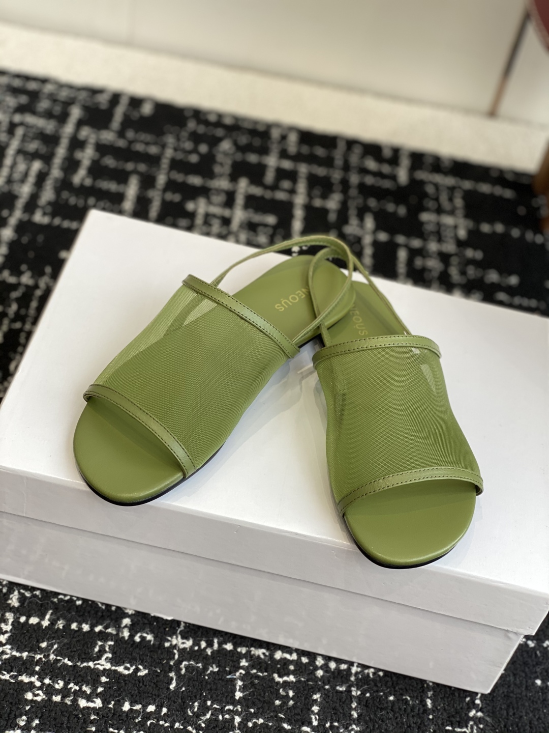 代购级
Neous 25ss 经典 网面凉鞋 编织面拖鞋新品 以芭蕾的灵动意韵融于日常，以现代笔触刻画舞