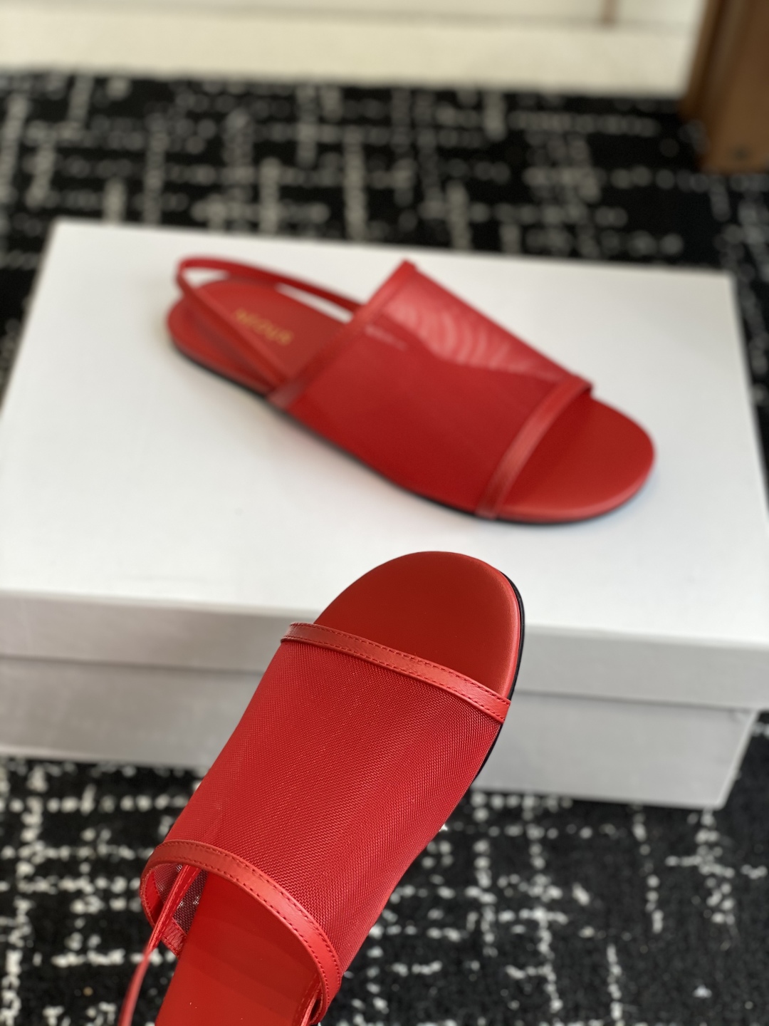 代购级
Neous 25ss 经典 网面凉鞋 编织面拖鞋新品 以芭蕾的灵动意韵融于日常，以现代笔触刻画舞