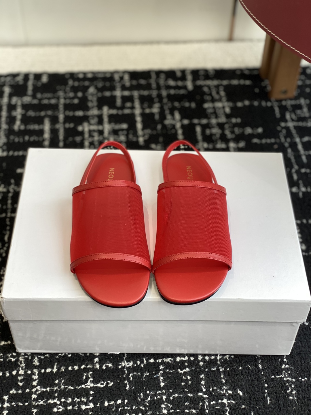 代购级
Neous 25ss 经典 网面凉鞋 编织面拖鞋新品 以芭蕾的灵动意韵融于日常，以现代笔触刻画舞