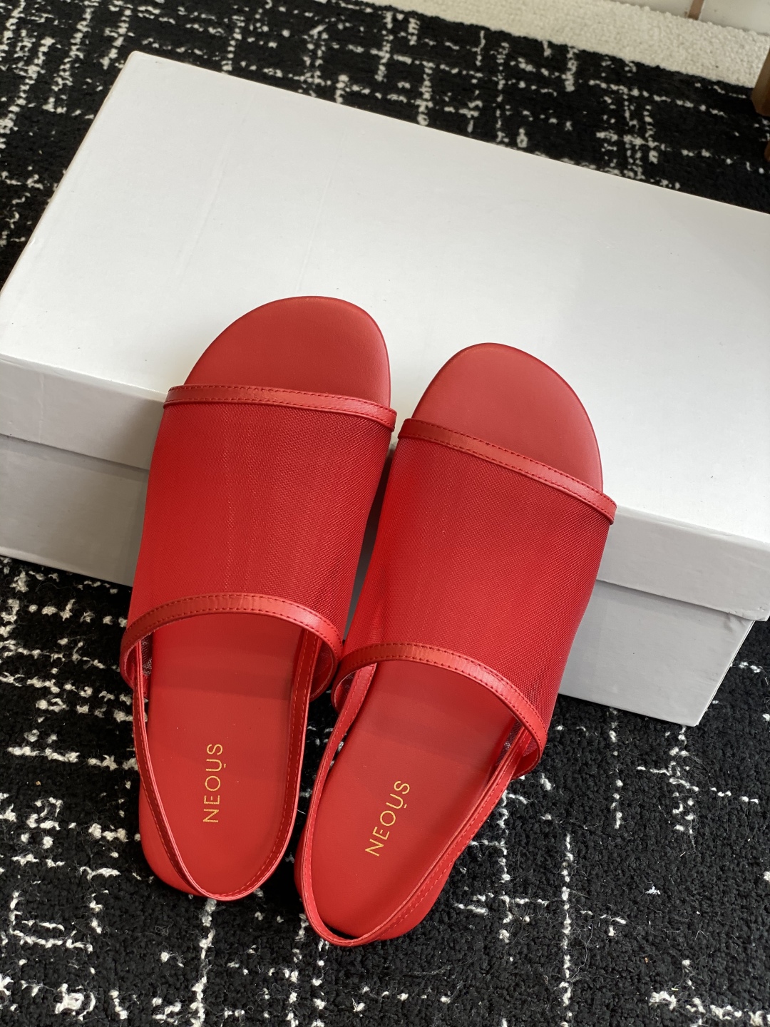 代购级
Neous 25ss 经典 网面凉鞋 编织面拖鞋新品 以芭蕾的灵动意韵融于日常，以现代笔触刻画舞