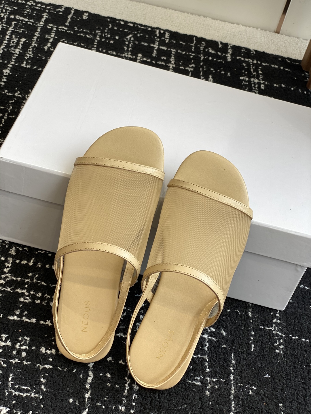 代购级
Neous 25ss 经典 网面凉鞋 编织面拖鞋新品 以芭蕾的灵动意韵融于日常，以现代笔触刻画舞