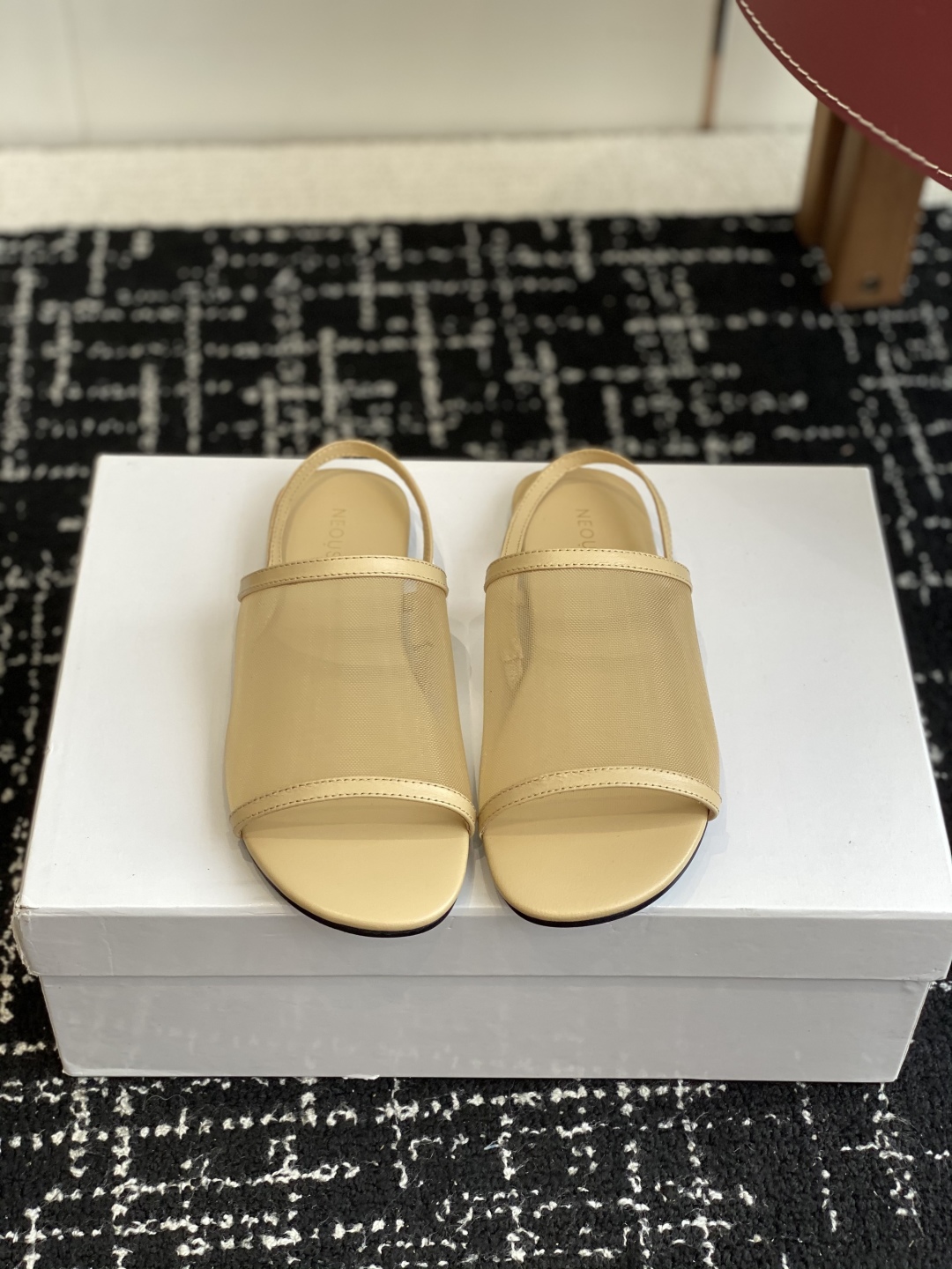 代购级
Neous 25ss 经典 网面凉鞋 编织面拖鞋新品 以芭蕾的灵动意韵融于日常，以现代笔触刻画舞