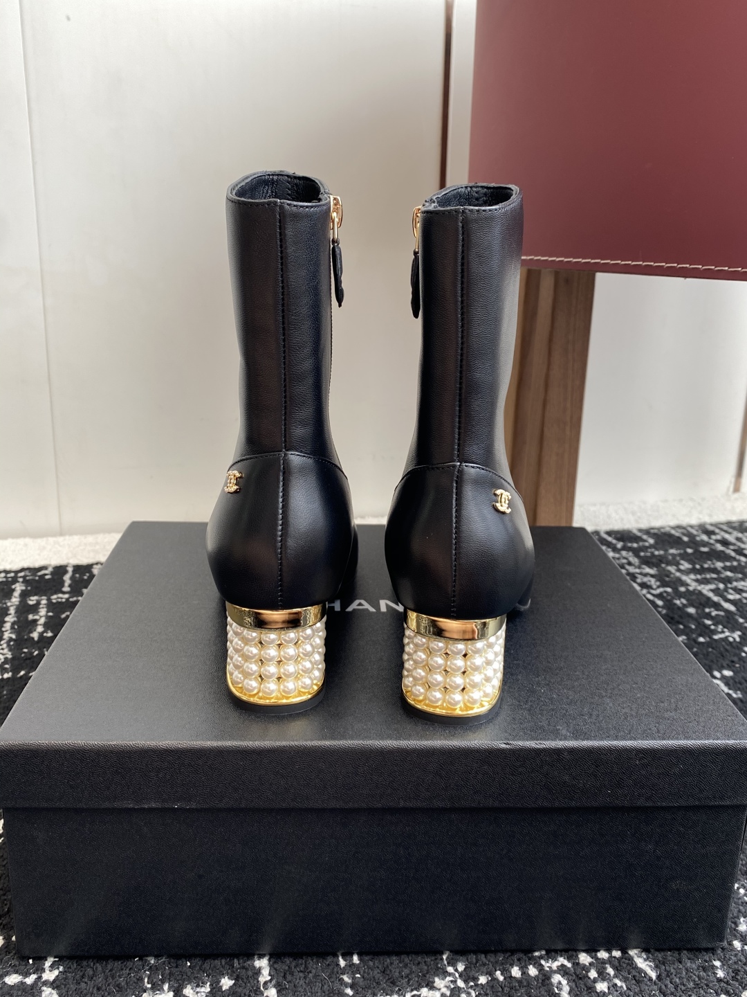 代购级
Chanel 香奈儿 25ss 秋冬新品 圆头钻跟 短靴

适合一切脚型，显瘦百搭～经典版型搭配