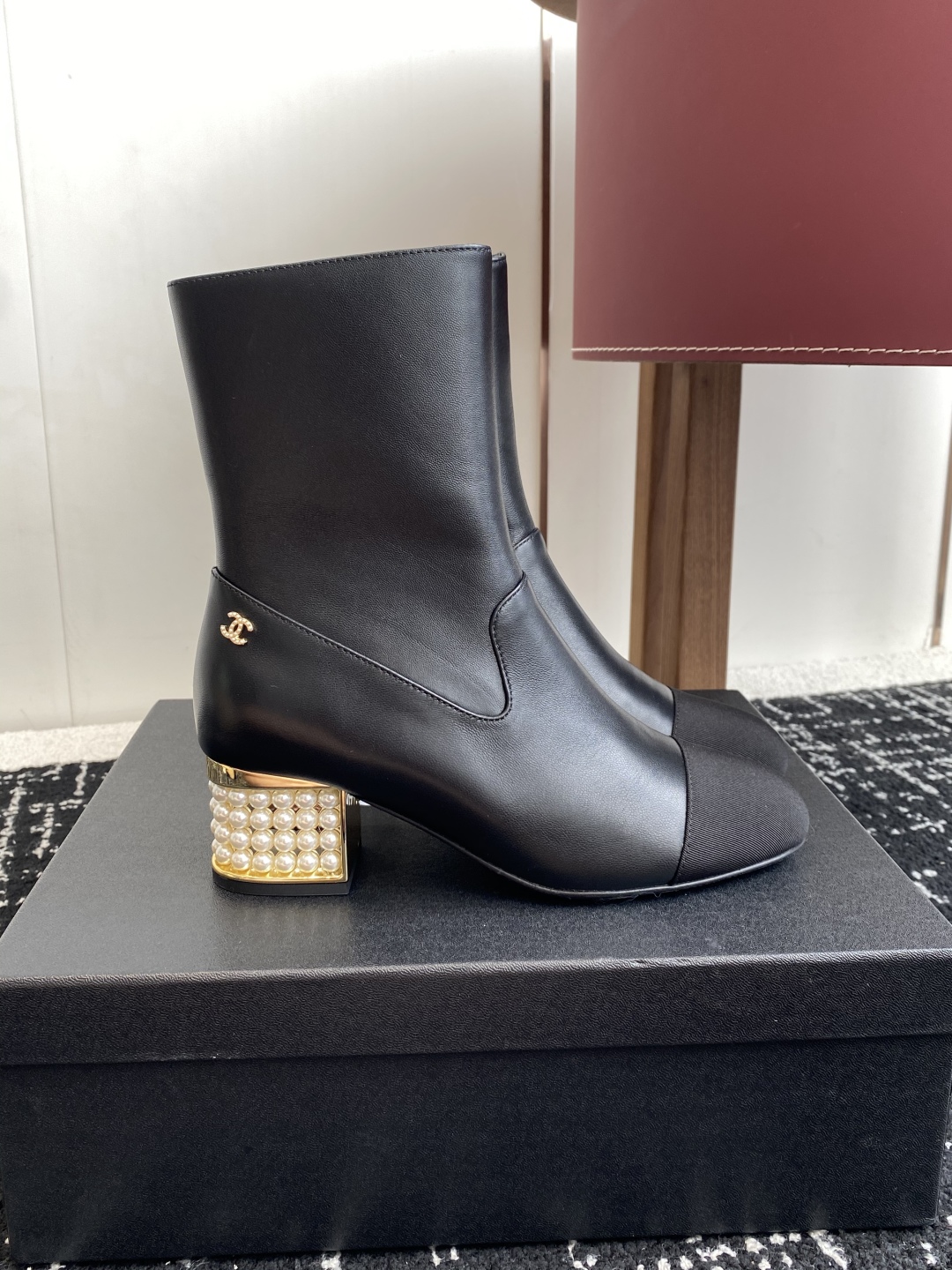 代购级
Chanel 香奈儿 25ss 秋冬新品 圆头钻跟 短靴

适合一切脚型，显瘦百搭～经典版型搭配