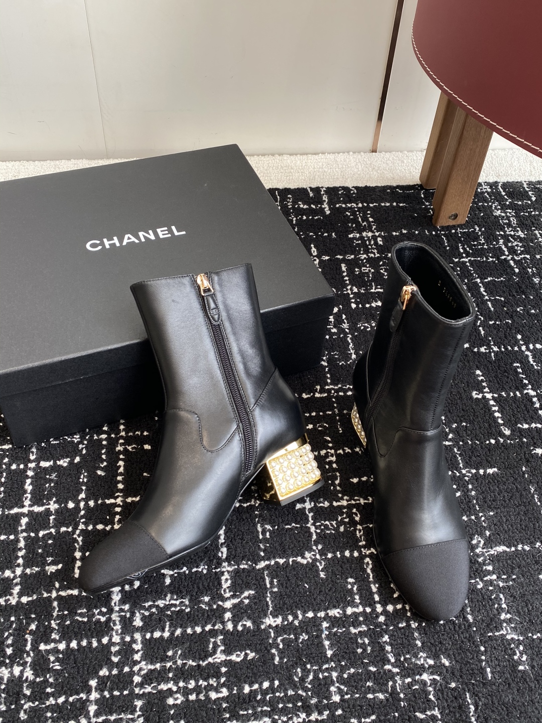 代购级
Chanel 香奈儿 25ss 秋冬新品 圆头钻跟 短靴

适合一切脚型，显瘦百搭～经典版型搭配